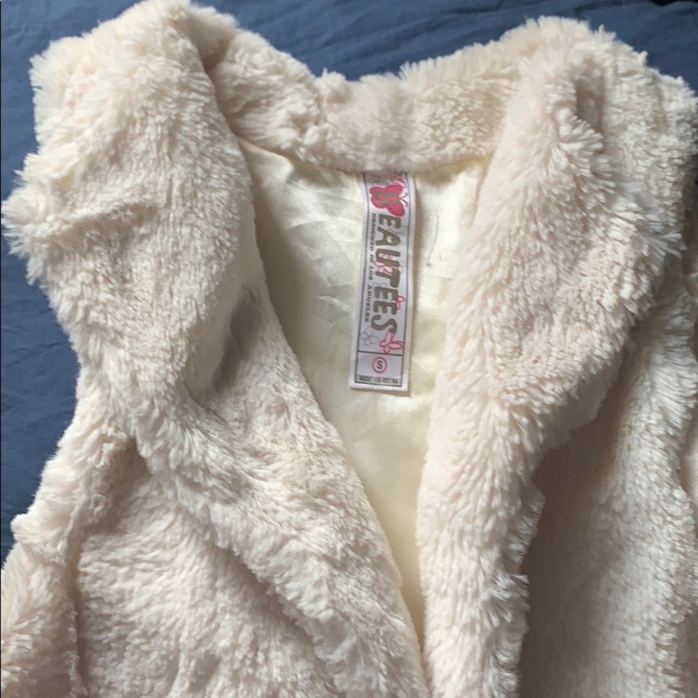Girl’s , sleeveless white faux fur vest (small)